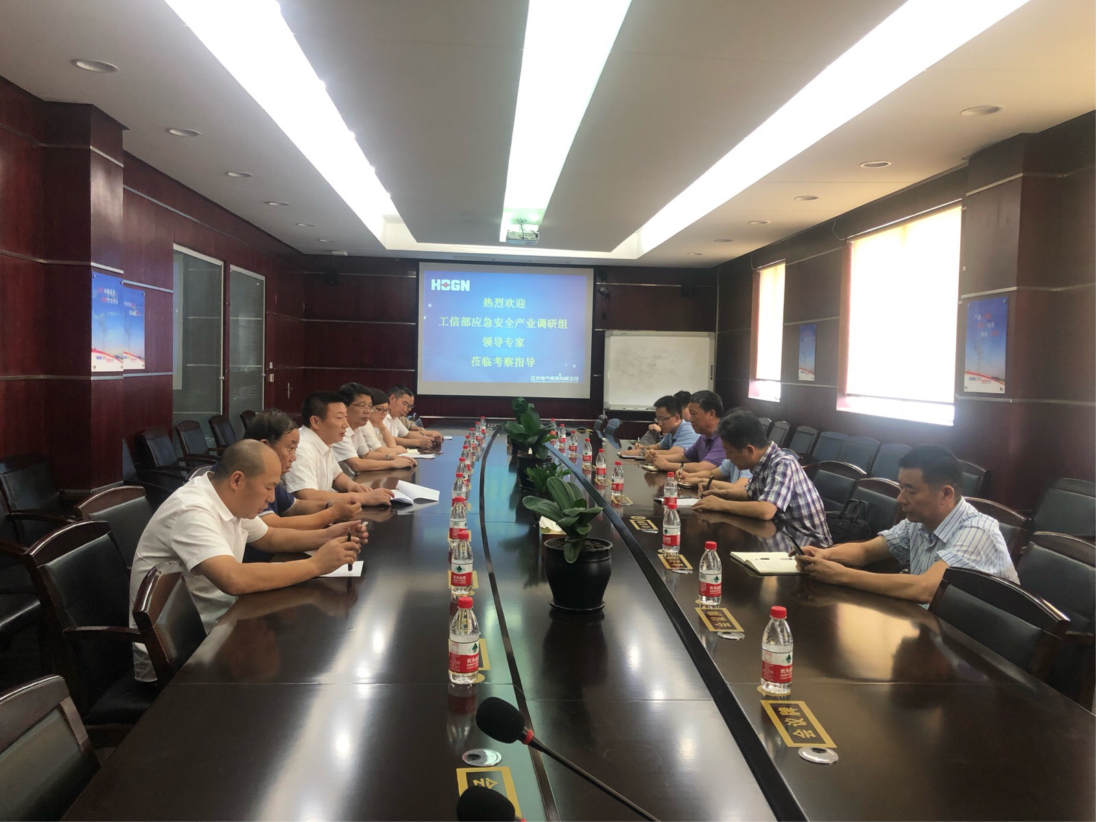工信部应急清静工业生长战略调研组走进凯时尊龙人生就是博电气集团